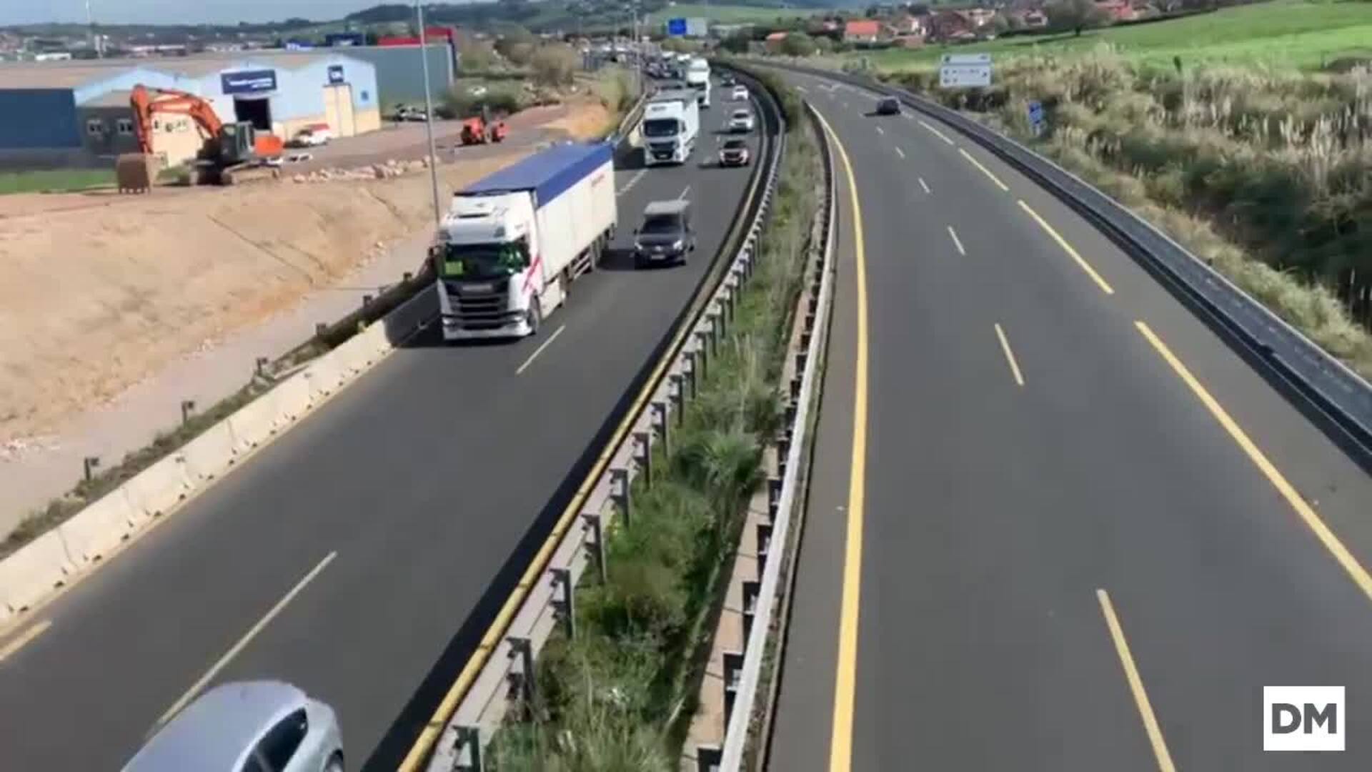 Camiones escoltados este martes