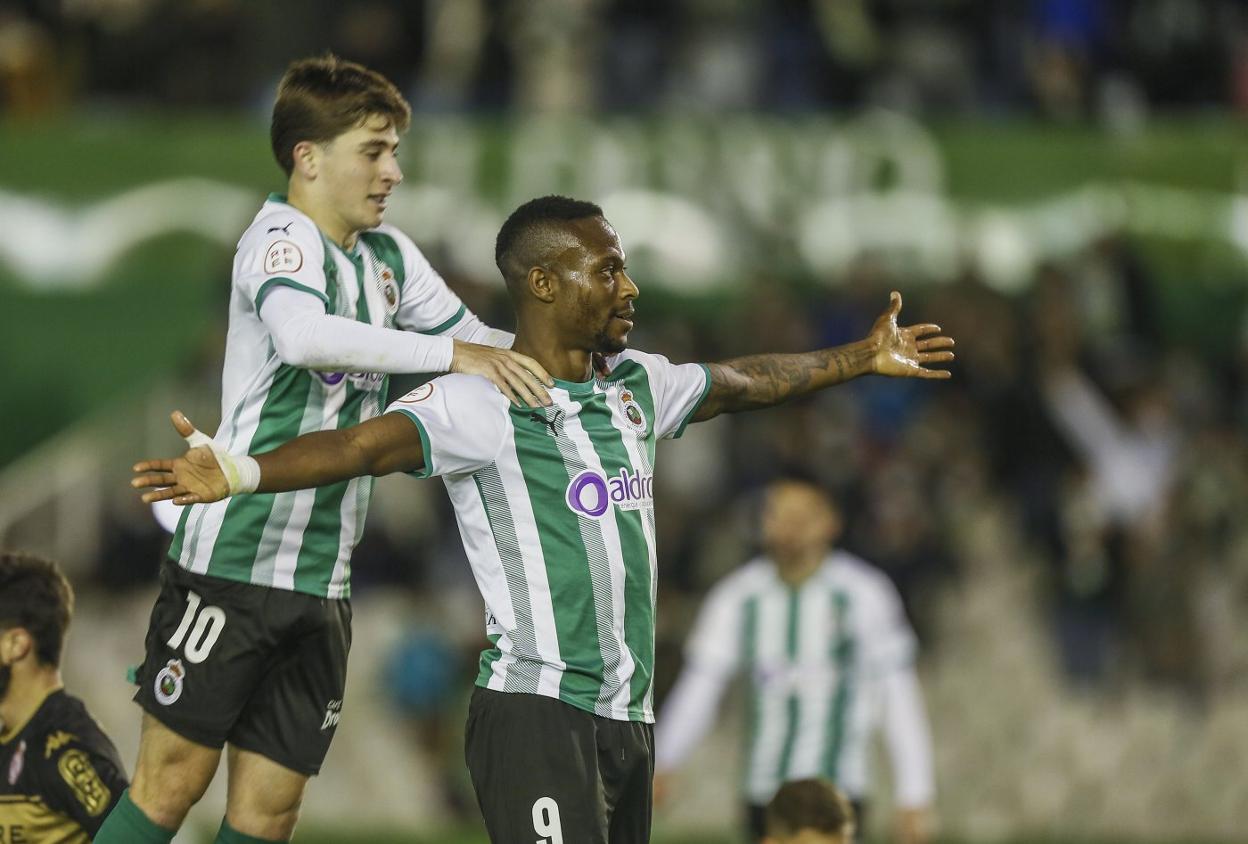 Cedric celebra un gol con Pablo Torre aupado en la espalda del delantero.