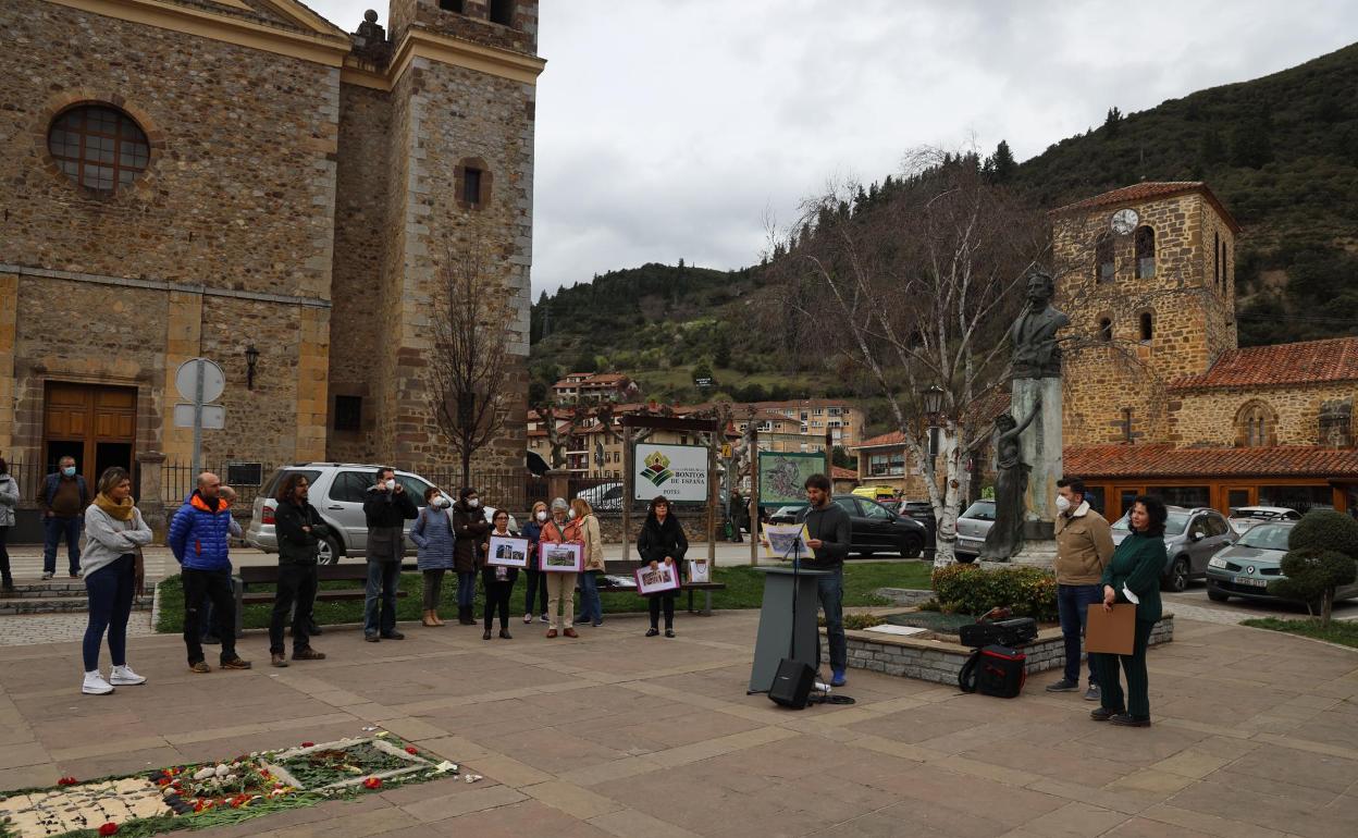 El homenaje se celebró junto a la escultura con el busto del violinista nacido en Potes en 1836. 