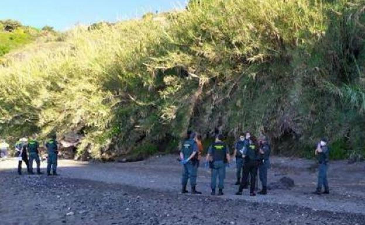 Imagen de archivo de otra intervención policial en la cala de Maro de Nerja.