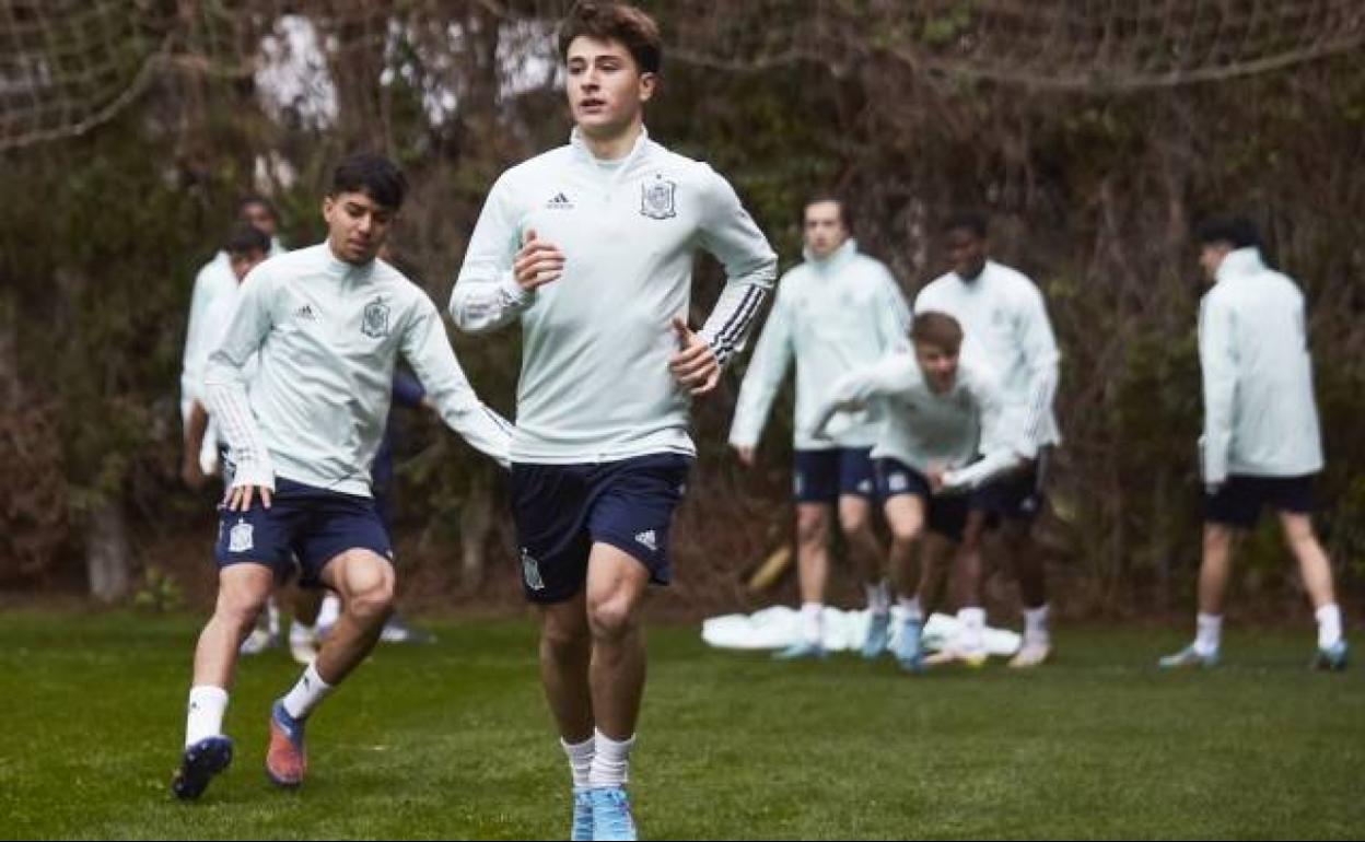 PabloTorre, durante su entrenamiento con la sub 19 en La Nucía. RFEF