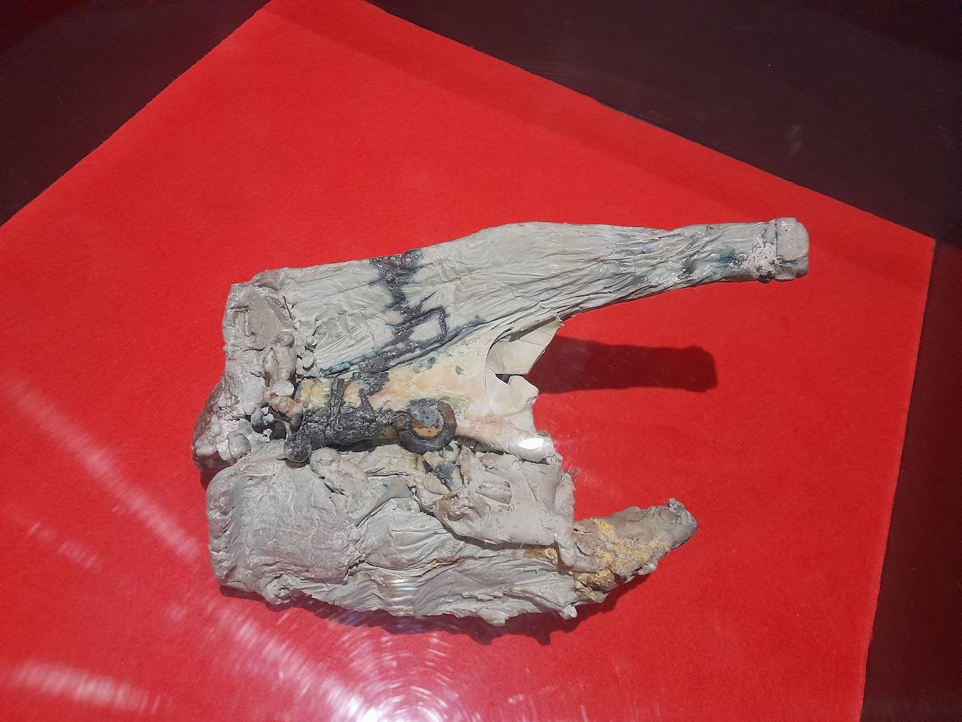 Uno de los remaches originales del buque incluidos en la muestra. 