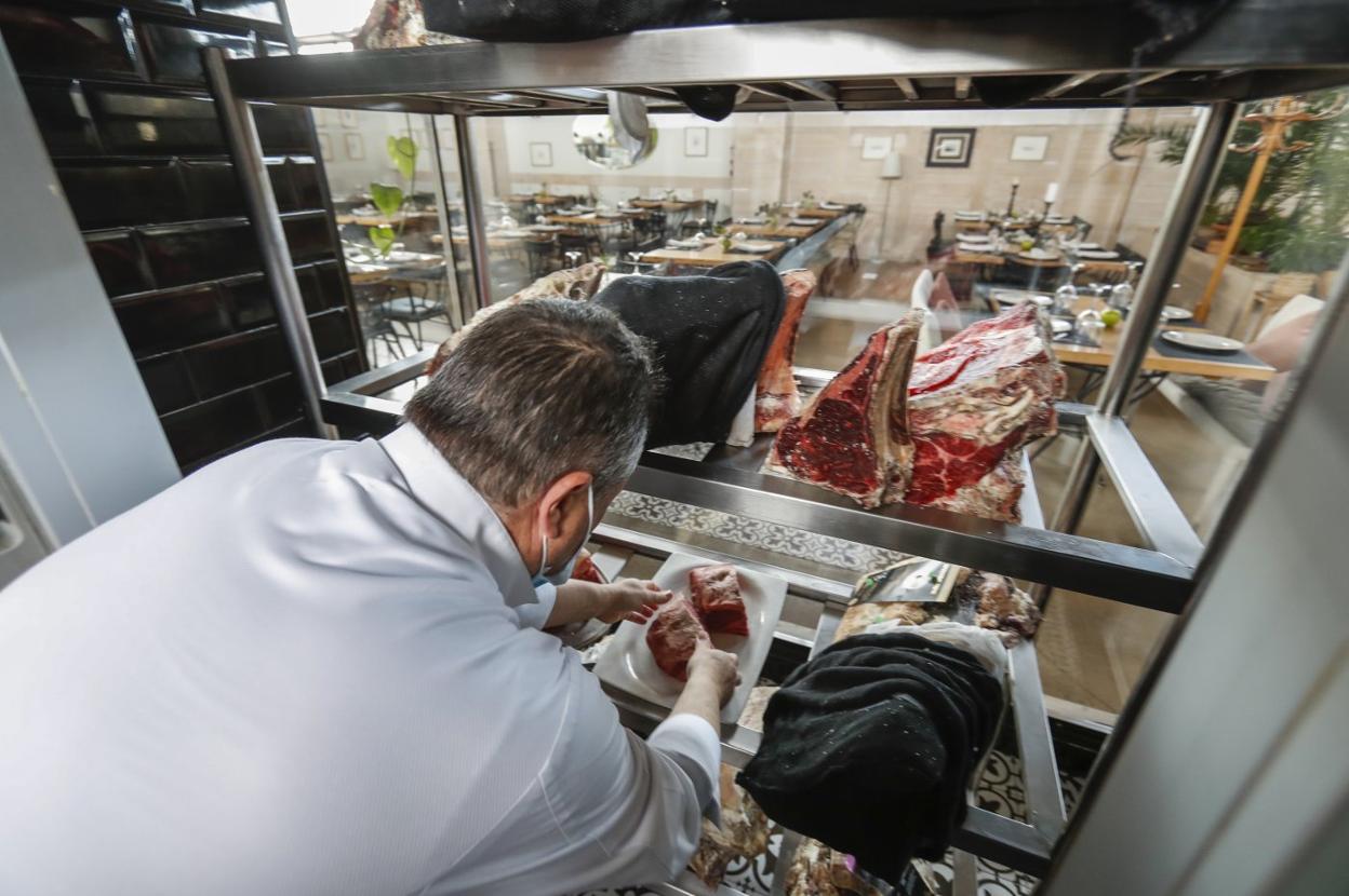 Enrique Pérez, responsable de compras y cocina de La Taberna del Herrero, ayer, en la cámara refrigerada de la carne. 