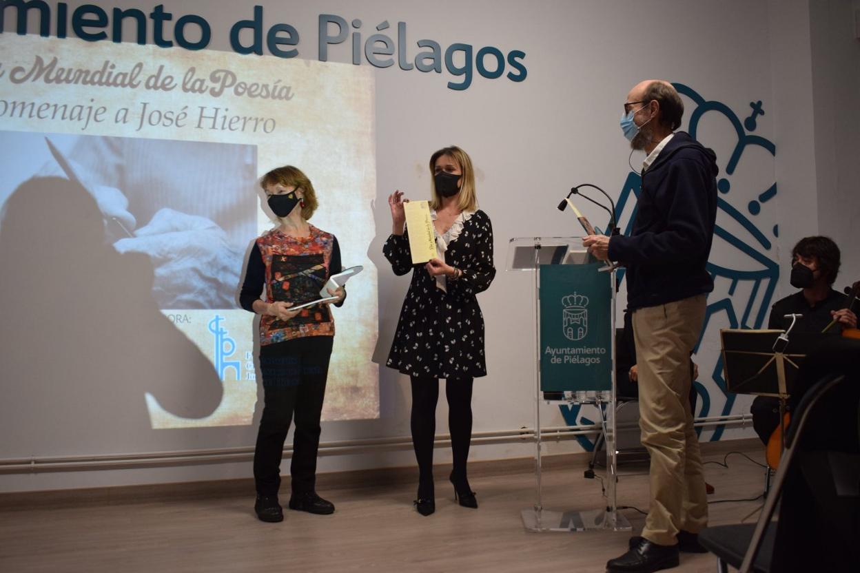 Marián Hierro, Verónica Samperio y Joaquín Hierro, en un momento del acto. 