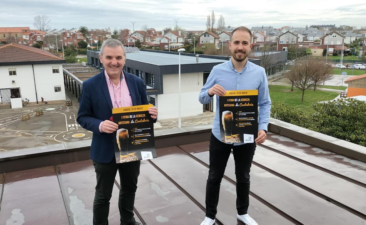 El alcalde de Santa Cruz de Bezana, Alberto García Onandía, junto al concejal de Participación Ciudadana, Luis del Piñal. 