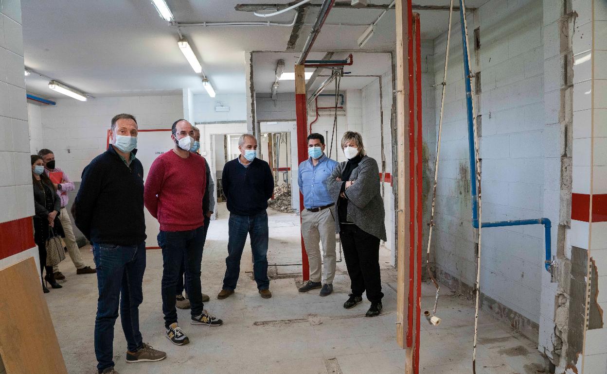 La alcaldesa de Camargo, Esther Bolado (a la derecha), posa junto a ediles, técnicos y responsables de la adjudicataria, este miércoles, en la inauguración de las obras de los vestuarios del complejo, en Muriedas.