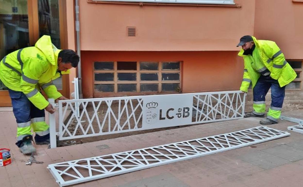 Instalación de los nuevos parterres de los jardines públicos, con el logo de Los Corrales.