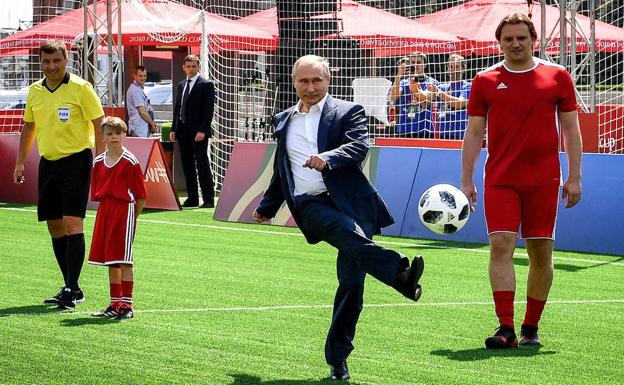 Vladímir Putin golpea un balón durante un acto celebrado en el marco del Mundial de Rusia 2018 