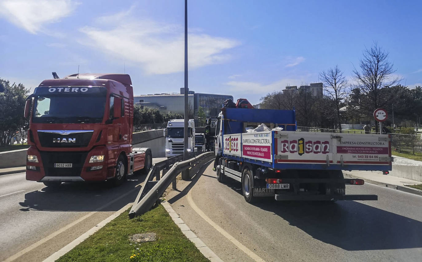 Fotos: La marcha lenta de los camioneros por el centro de Santander