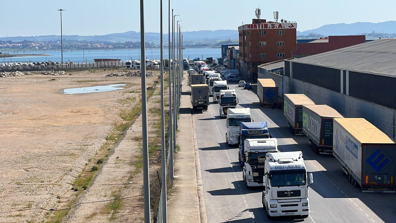 Fotos: La marcha lenta de los camioneros por el centro de Santander