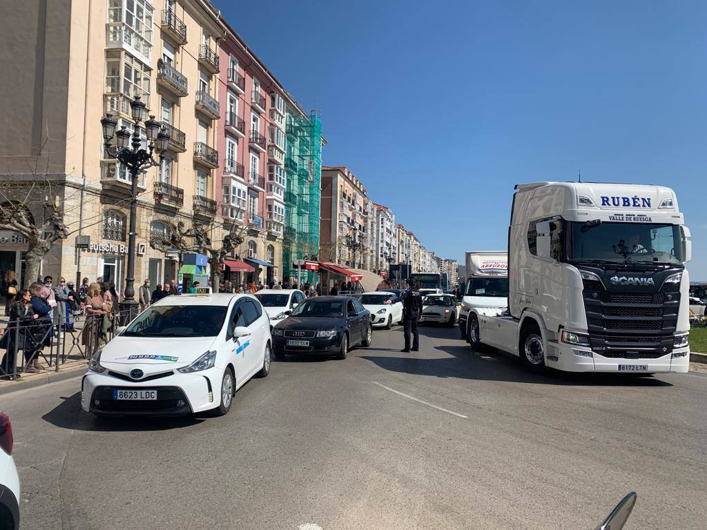 Fotos: La marcha lenta de los camioneros por el centro de Santander