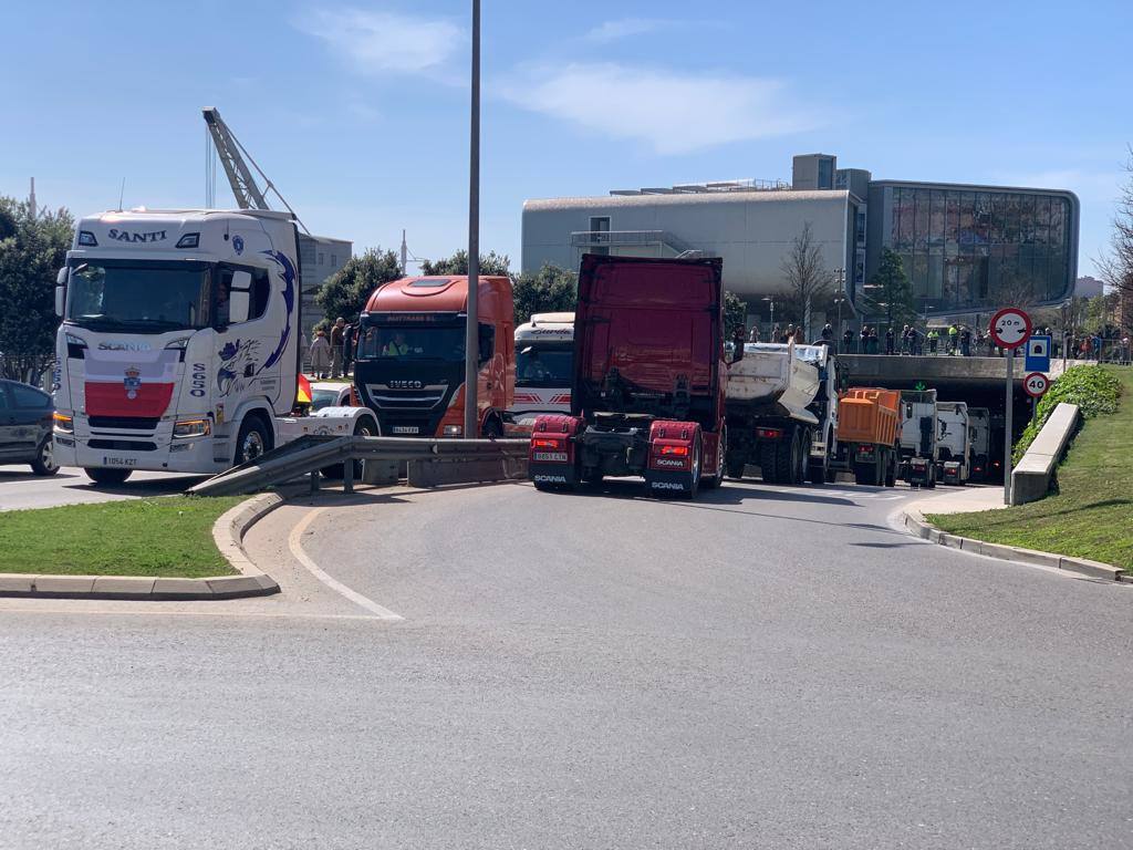 Fotos: La marcha lenta de los camioneros por el centro de Santander