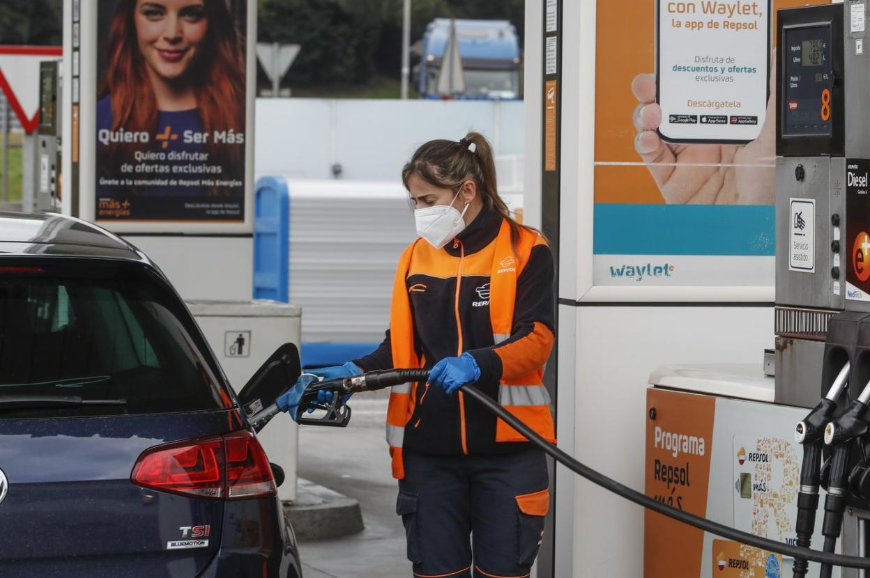 El alto precio de los carburantes espanta a los clientes de las gasolineras.