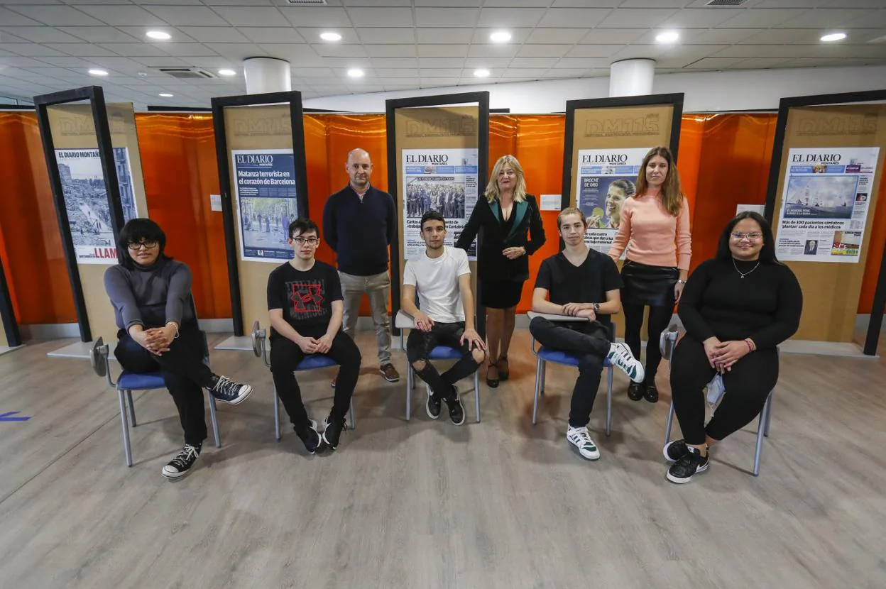 De izquierda a derecha y de arriba abajo: Eduardo López (mentor), Elena Vicente (directora), Paula López (tutora), Max Mendieta, Ernesto Cabrera, Juan Laverde, Roberto Arce y Carolyne Luciano (estudiantes). 