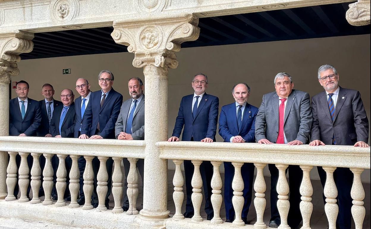 Ángel Pazos, el cuarto por la derecha, antes de la reunión en el Campus de Toledo de la Universidad de Castilla-La Mancha.