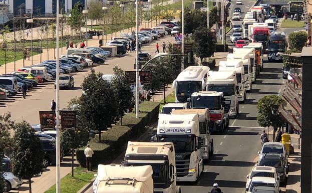 La cabeza de la manifestación, entrando por Marqués de la Hermida.