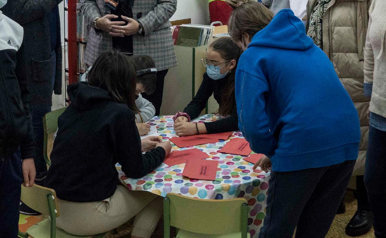 Alumnos del Colegio Mateo Escagedo Salmón de Cacicedo participan en una iniciativa cultural del Ayuntamiento, este mes, en Camargo.