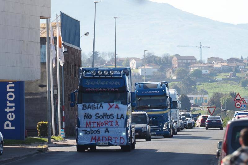 Durante más de una hora, los camiones y furgonetas fueron llegando a Raos para emprender juntos la marcha a Santander. La salida se retrasó hasta las 11.40, porque seguían llegando más y más vehículos y por un problema inesperado con el permiso de la Delegación del Gobierno, que finalmente se solventó.