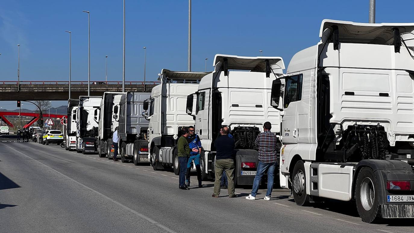 Durante más de una hora, los camiones y furgonetas fueron llegando a Raos para emprender juntos la marcha a Santander. La salida se retrasó hasta las 11.40, porque seguían llegando más y más vehículos y por un problema inesperado con el permiso de la Delegación del Gobierno, que finalmente se solventó.