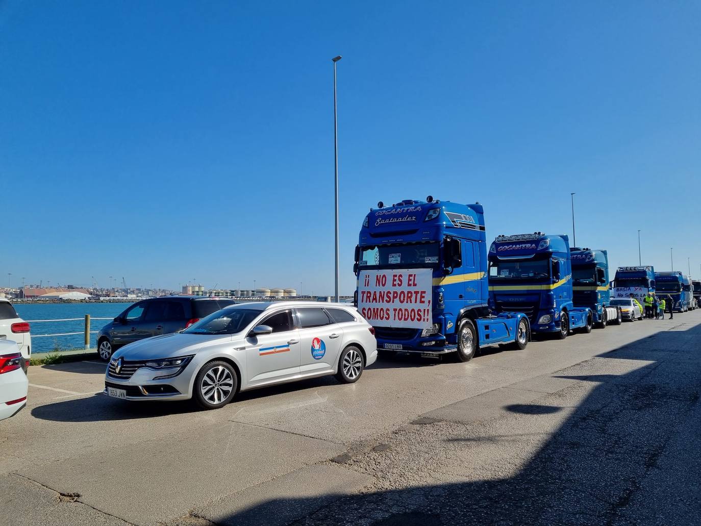 Durante más de una hora, los camiones y furgonetas fueron llegando a Raos para emprender juntos la marcha a Santander. La salida se retrasó hasta las 11.40, porque seguían llegando más y más vehículos y por un problema inesperado con el permiso de la Delegación del Gobierno, que finalmente se solventó.