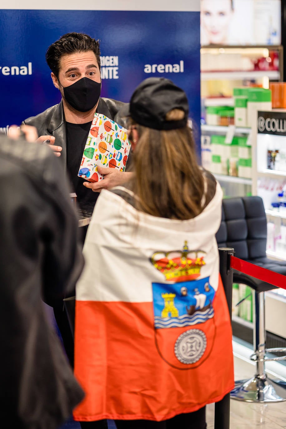 El cantante presentó su nueva fragancia, 'Muy Mío Origen', en un evento que reunió a sus fans más fieles, encantados del reencuentro con su ídolo.