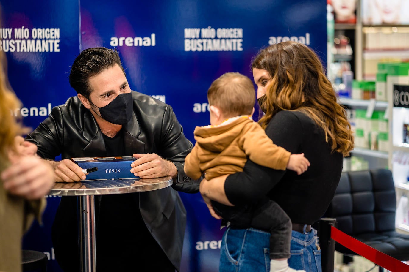 El cantante presentó su nueva fragancia, 'Muy Mío Origen', en un evento que reunió a sus fans más fieles, encantados del reencuentro con su ídolo.