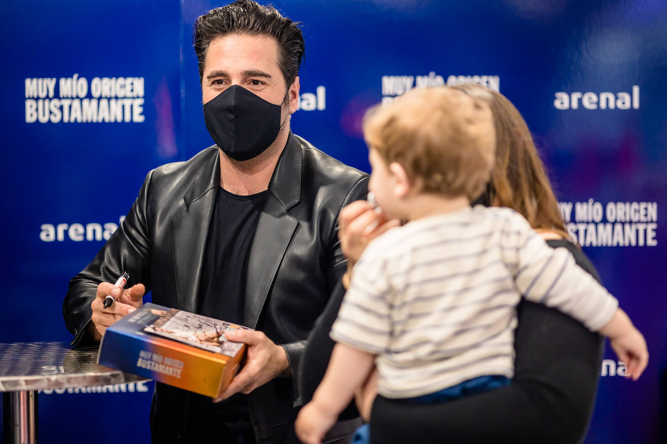 El cantante presentó su nueva fragancia, 'Muy Mío Origen', en un evento que reunió a sus fans más fieles, encantados del reencuentro con su ídolo.