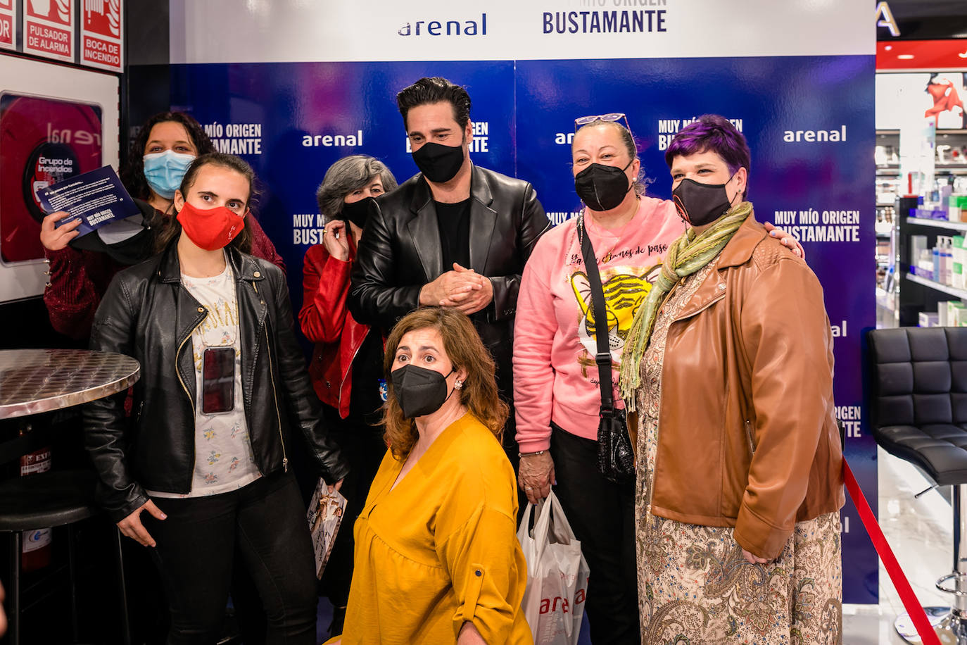 El cantante presentó su nueva fragancia, 'Muy Mío Origen', en un evento que reunió a sus fans más fieles, encantados del reencuentro con su ídolo.