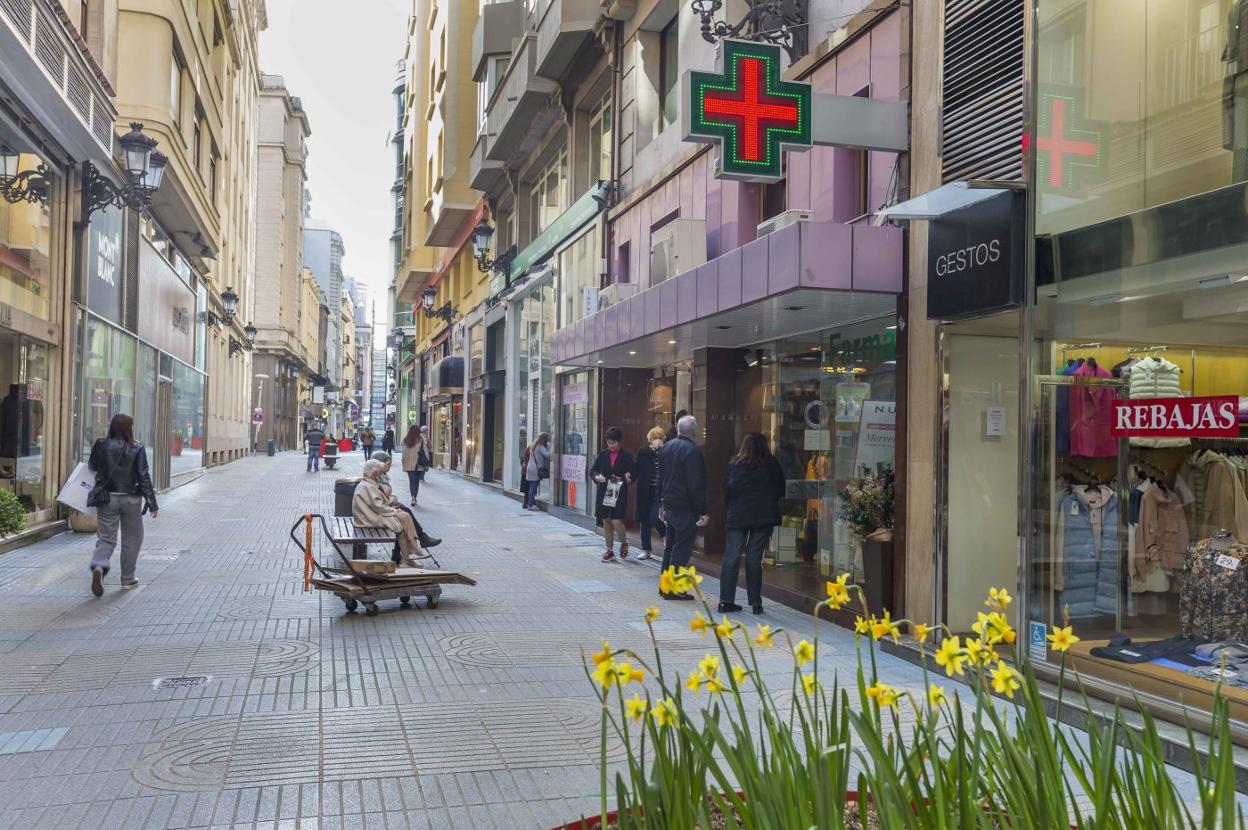 Remodelación. El característico pavimento de la calle, de color azul y blanco ya desgastado, se sustituirá con estas obras por granito de color blanco perla. 
