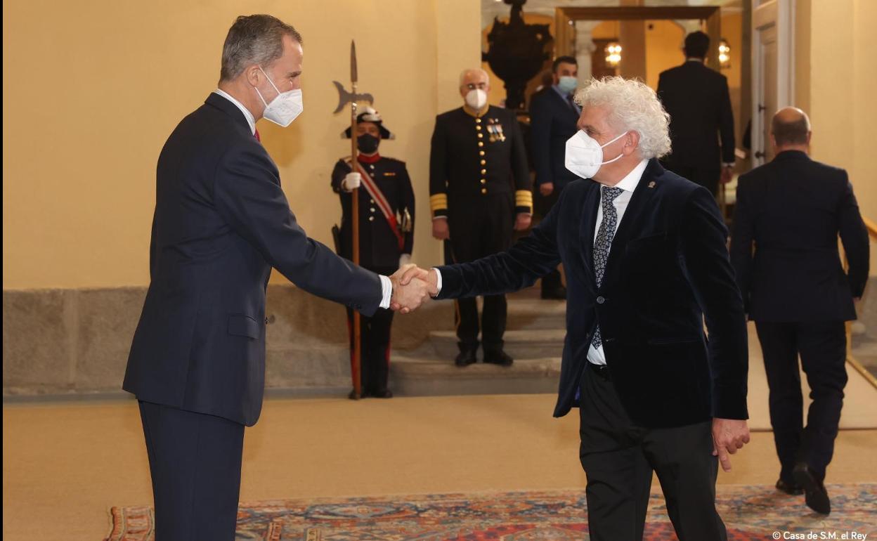 Felipe VI saluda a Ángel Cuevas. 