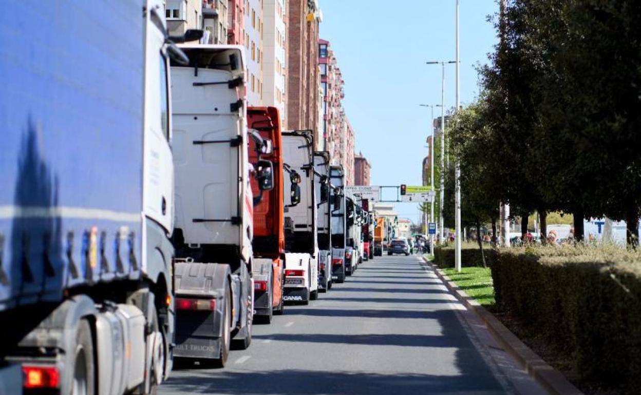 La fila de camiones que tomó ayer Santander para protestar por la subida del precio del combustible. 