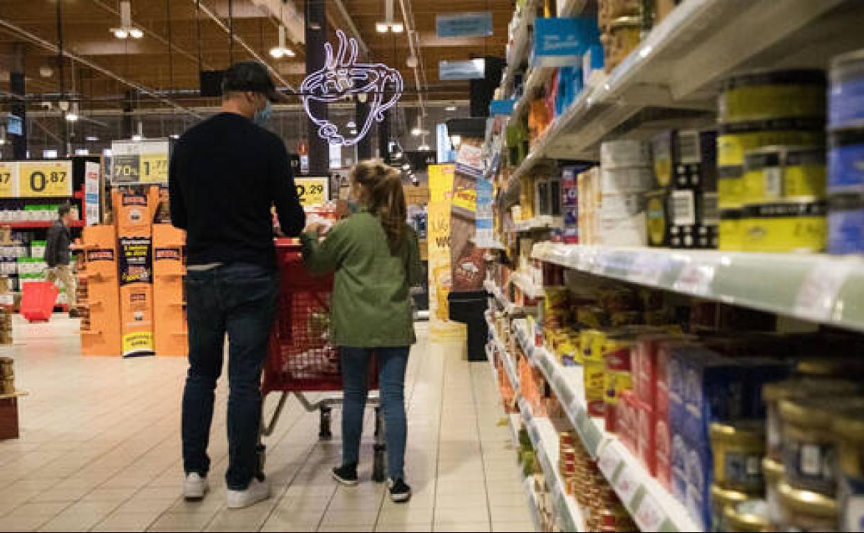 Imagen de archivo de una familia comprando en el supermercado.