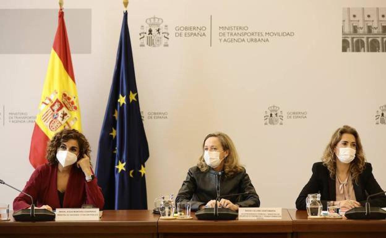 Las ministras María Jesús Montero, Nadia Calviño y Raquel Sánchez, durante la reunión.