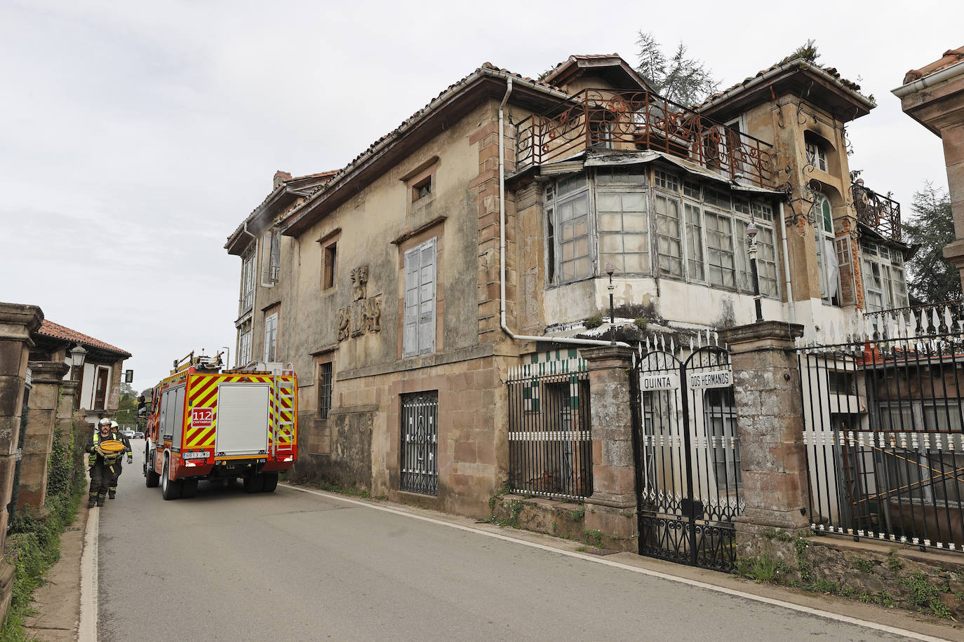 Fotos: Imágenes de la casona incendiada y del dispositivo de extinción