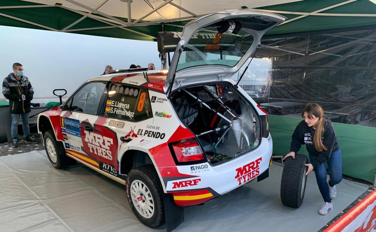 Sara Fernández, en plena preparación del coche. 