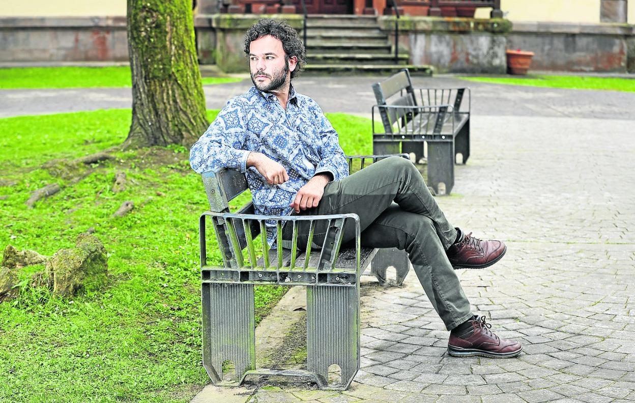 El realizador Aitor Sánchez, oriundo de Cabezón de la Sal, en la Casa de la Cultura del municipio cántabro.