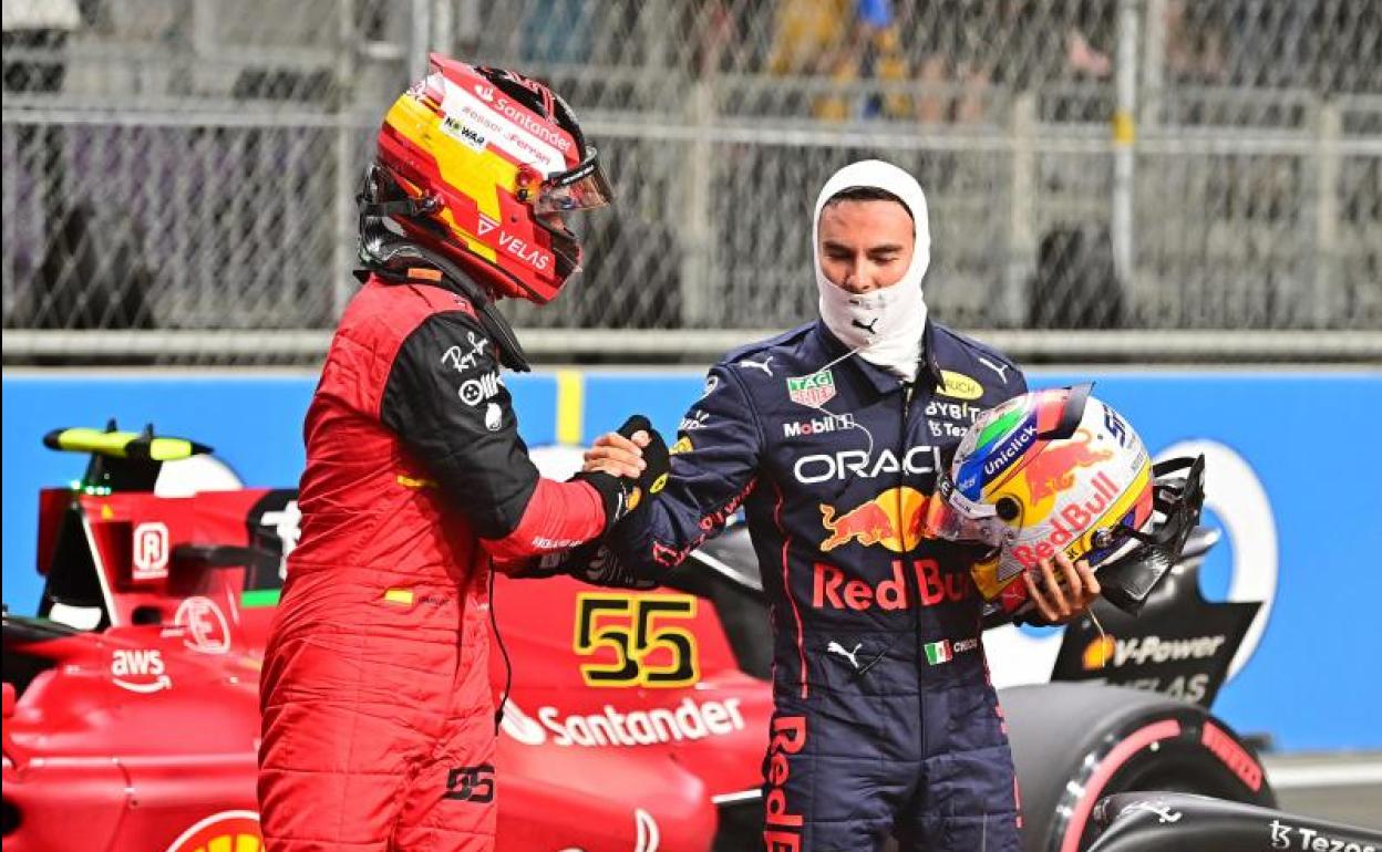 Carlos Sainz felicita a Checo Pérez por su pole en Arabia.