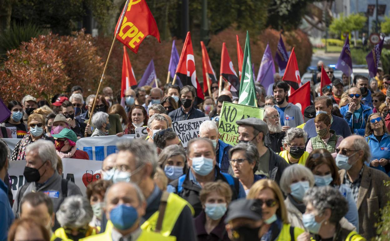 Manifestantes en su recorrido desde Cuatro Caminos hacia la plaza del Ayuntamiento 