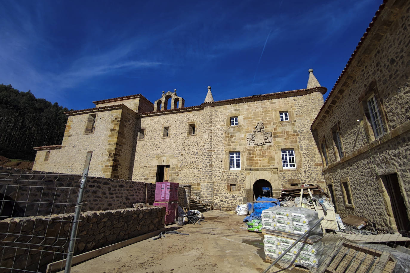 La antigua piedra ennegrecida y enmohecida está ahora resplandeciente, la cubierta se ha rehecho por completo y en los huecos que antes se tapaban con tablones de madera apolillados ahora lucen ventanas