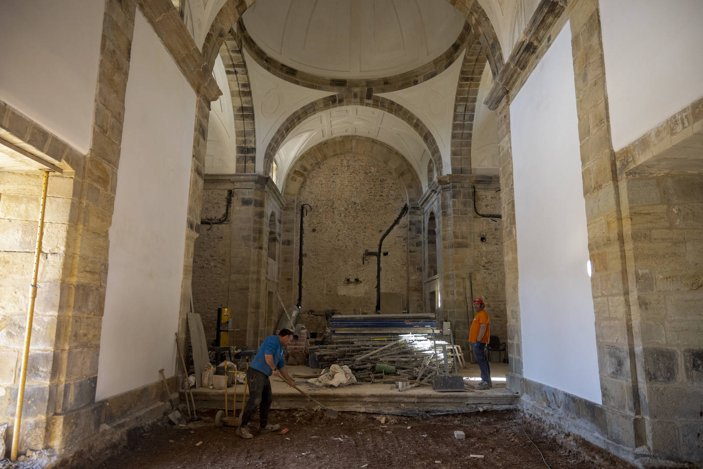 Falta terminar parte del suelo, pero ya se han remozado las paredes y reparado el artesonado de la bóveda.