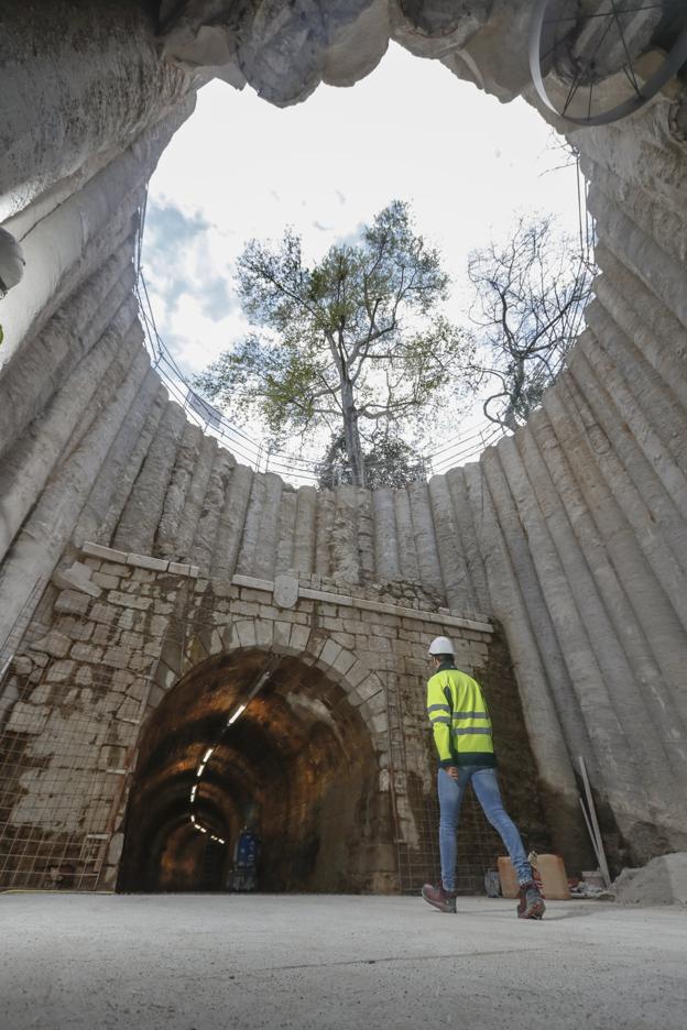 La linterna. Un operario cerca de la boca del Sardinero, en la que está el pozo de luz natural, uno de los puntos más llamativos.