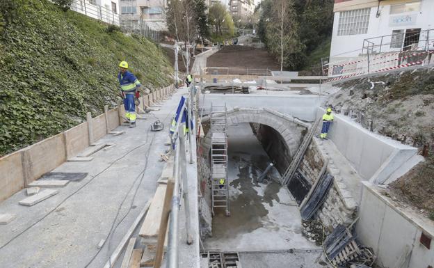 En El Sardinero. La otra entrada. Lo que se ve en la foto es el itinerario bajo el paso que se encontró durante la obra (al que sigue el falso túnel y el pozo de luz) y la urbanización de toda la parte superior. 