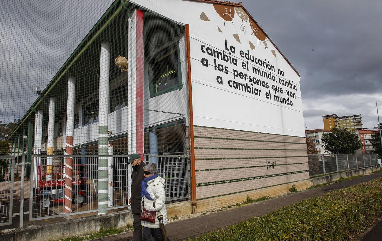 Las fachadas del colegio público Amós de Escalante muestran su nueva imagen. 