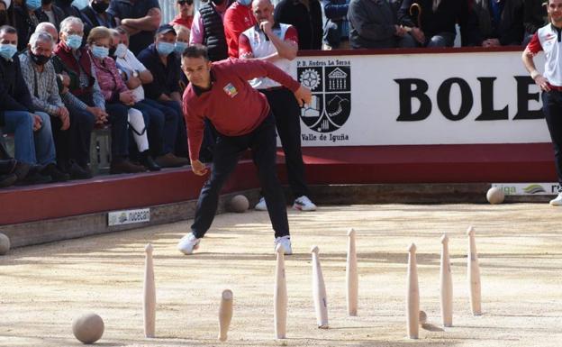 Imagen principal - Andros sobrevive para ganar a Peñacastillo