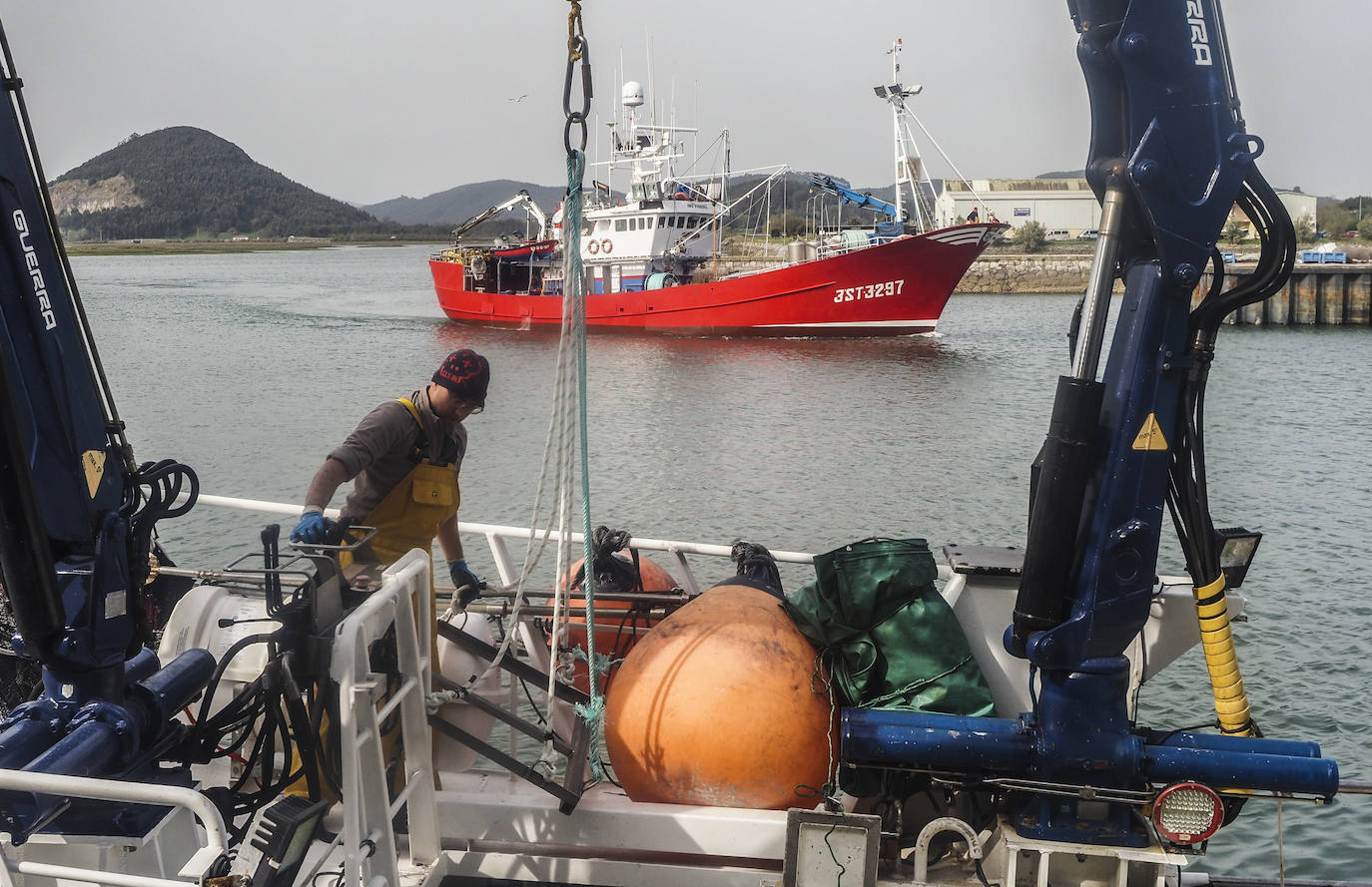 Los barcos de pesca de Cantabria han regresado este lunes a faenar.