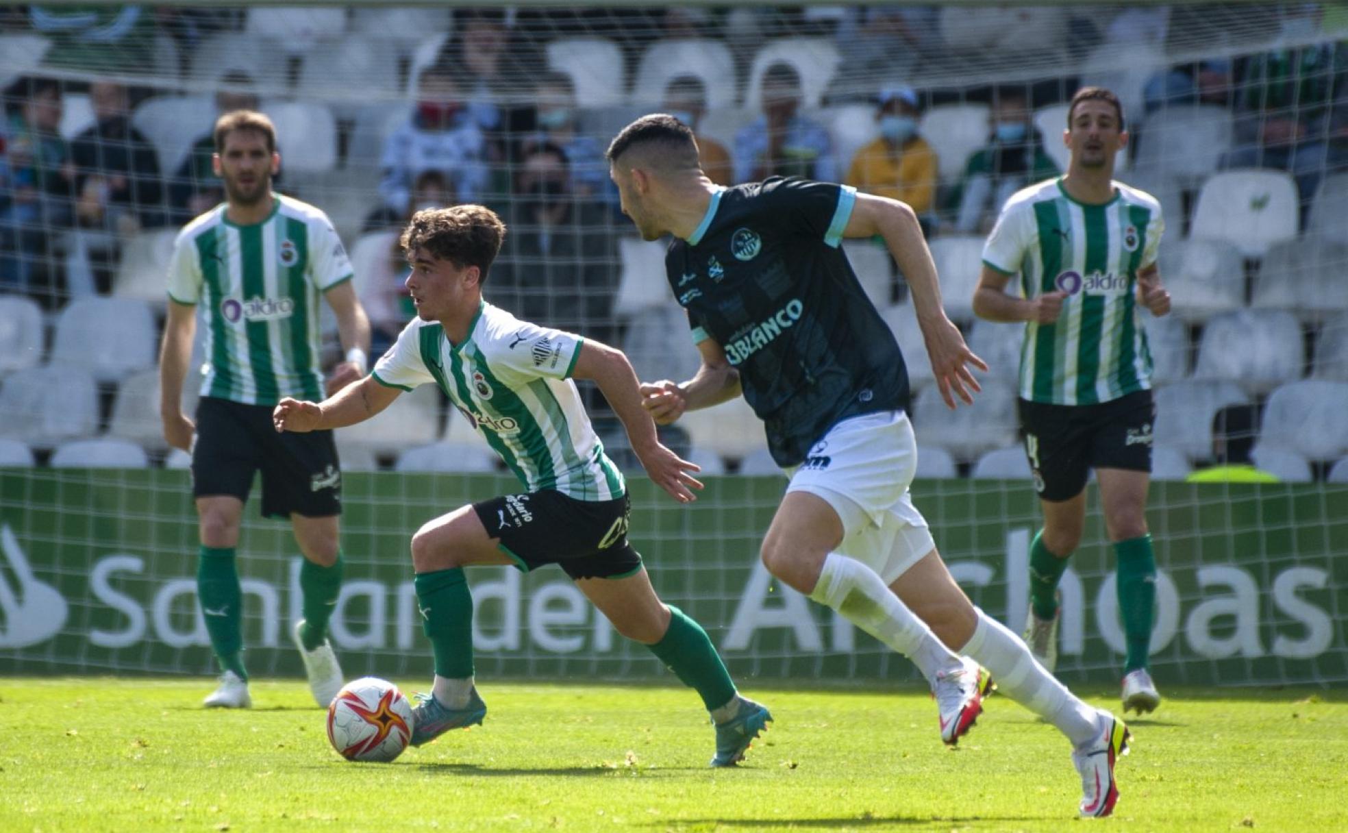 Yeray, que ayer fue titular, conduce el balón ante la oposición de un rival. 