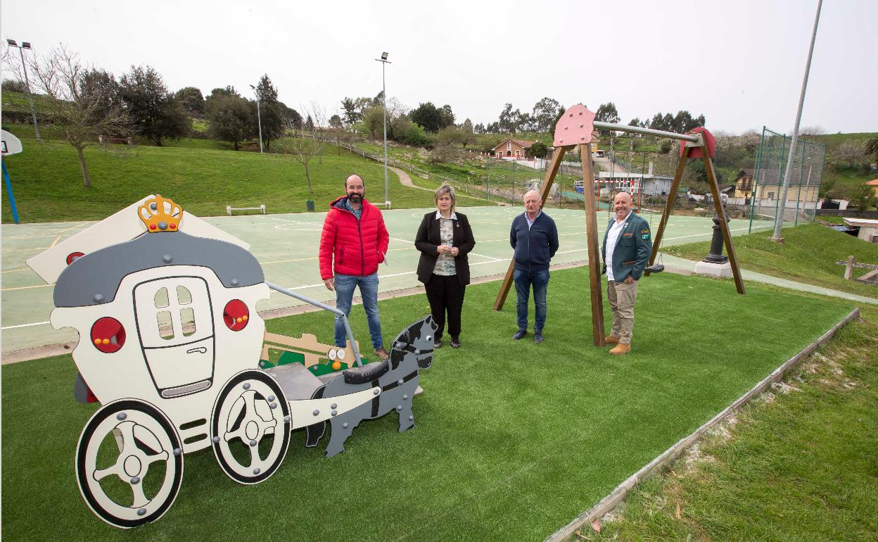 Representantes municipales posan junto a uno de los elementos de juego añadidos en el barrio El Churi, en Escobedo, este lunes, en Camargo. 
