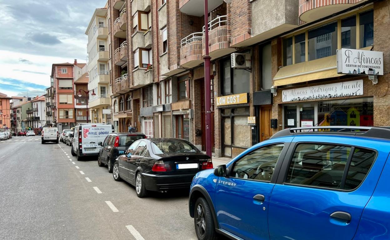 Coches estacionados en la calle Emperador 