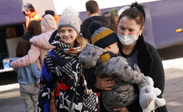 Refugiados ucranianos, a su llegada a Santiago de Compostela.