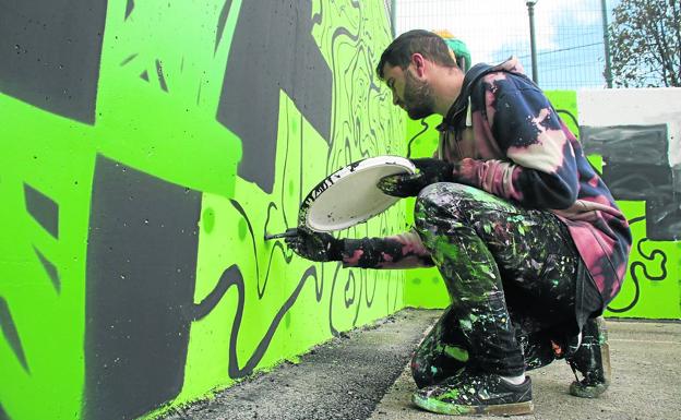 Del Barrio traza en la pared una líneas inspiradas en la orografía de Peña Cabarga.